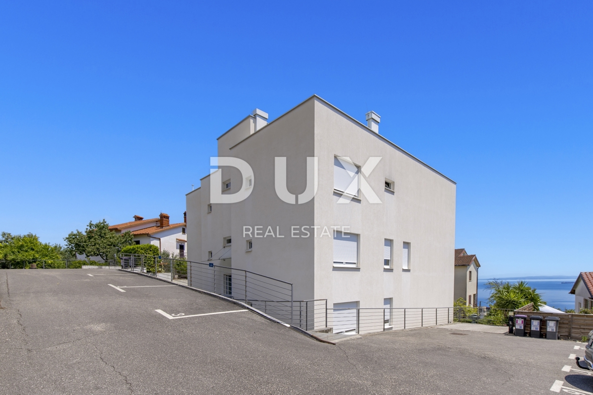 OPATIJA, IČIĆI - stanovanje 79m2 z vrtom v novejši stavbi z bazenom na strehi, pogled na morje, parking