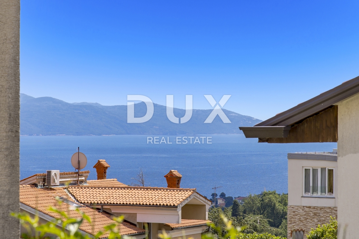 OPATIJA, IČIĆI - stanovanje 79m2 z vrtom v novejši stavbi z bazenom na strehi, pogled na morje, parking