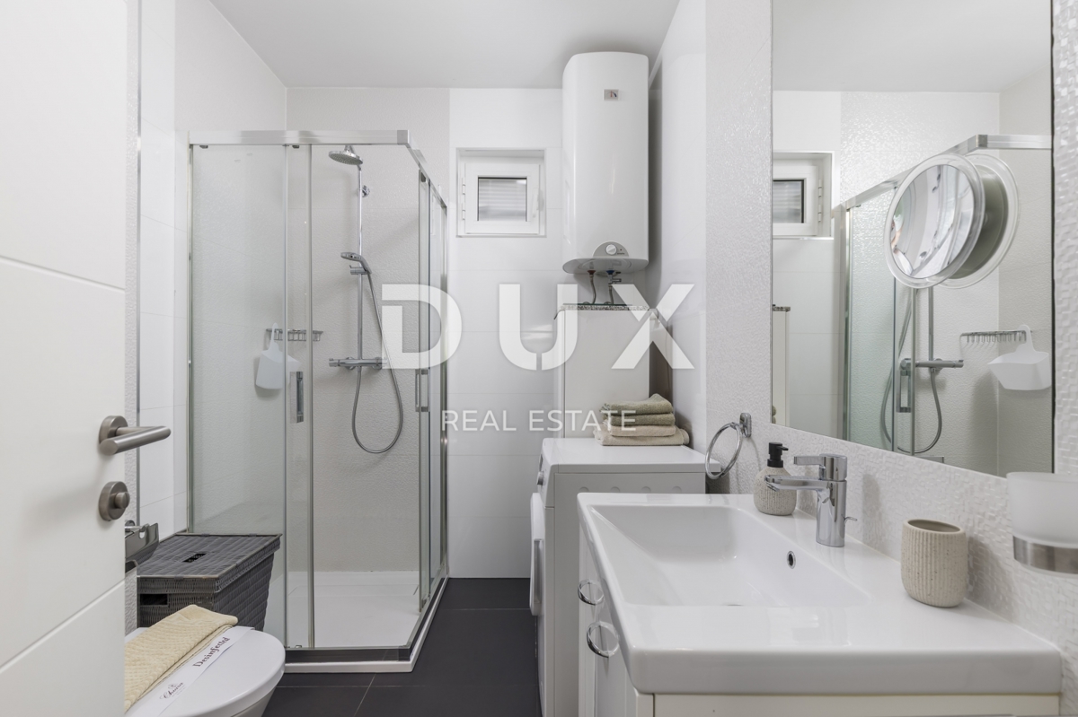 OPATIJA, IČIĆI - stanovanje 79m2 z vrtom v novejši stavbi z bazenom na strehi, pogled na morje, parking