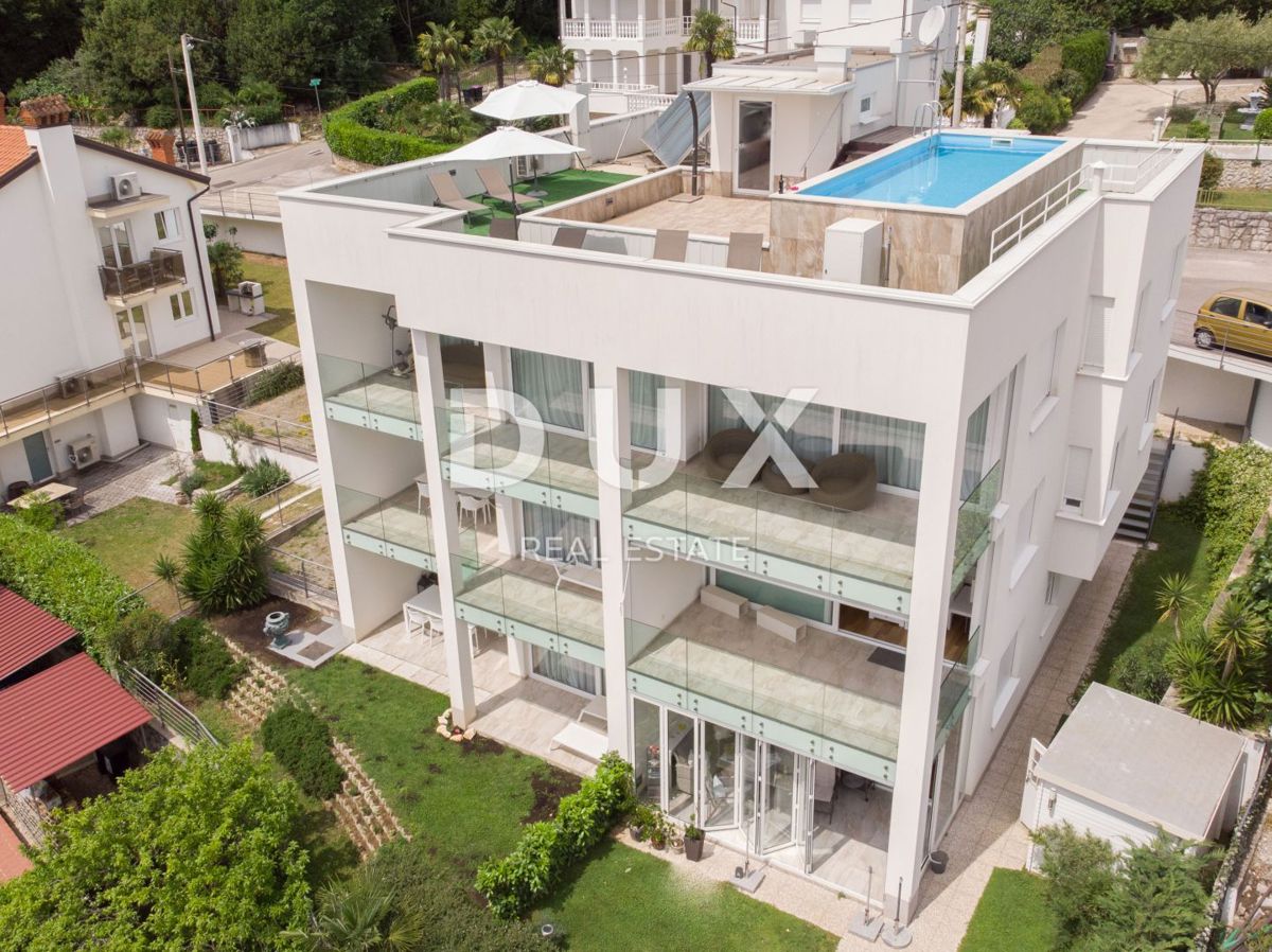 OPATIJA, IČIĆI - stanovanje 79m2 z vrtom v novejši stavbi z bazenom na strehi, pogled na morje, parking