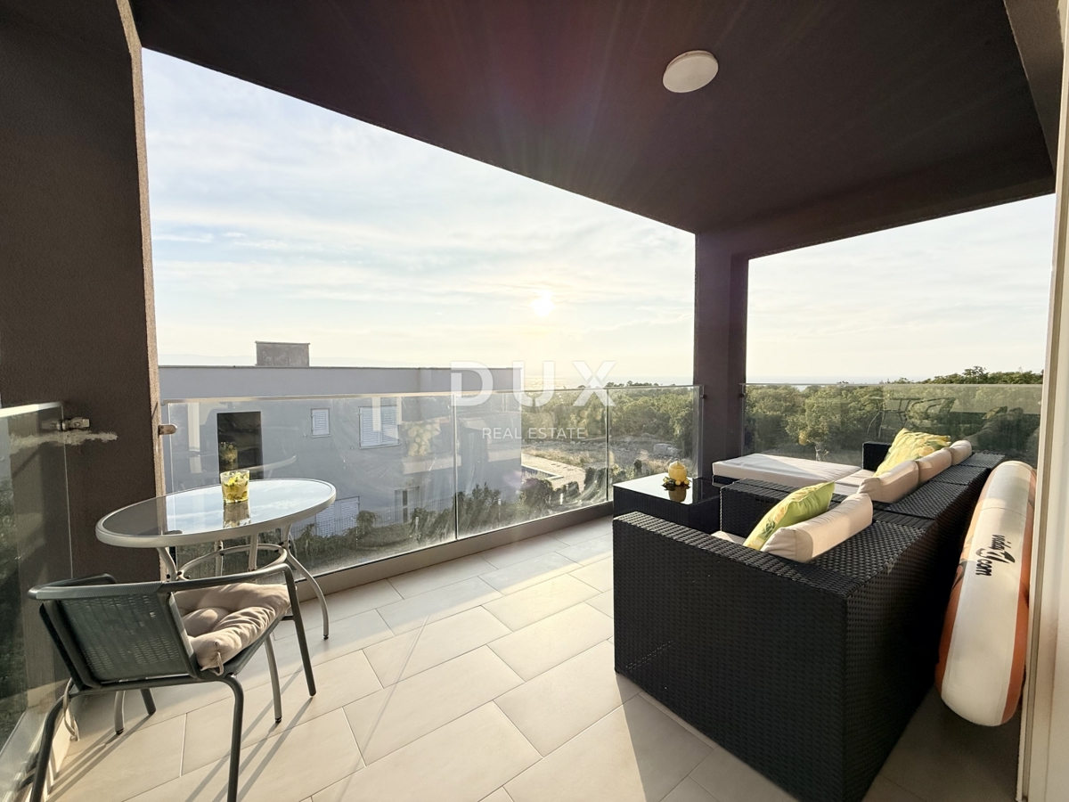 NOVI VINODOLSKI, OKOLICA - moderno stanovanje v 2. vrsti do morja z bazenom, parkiriščem in skupnim vrtom