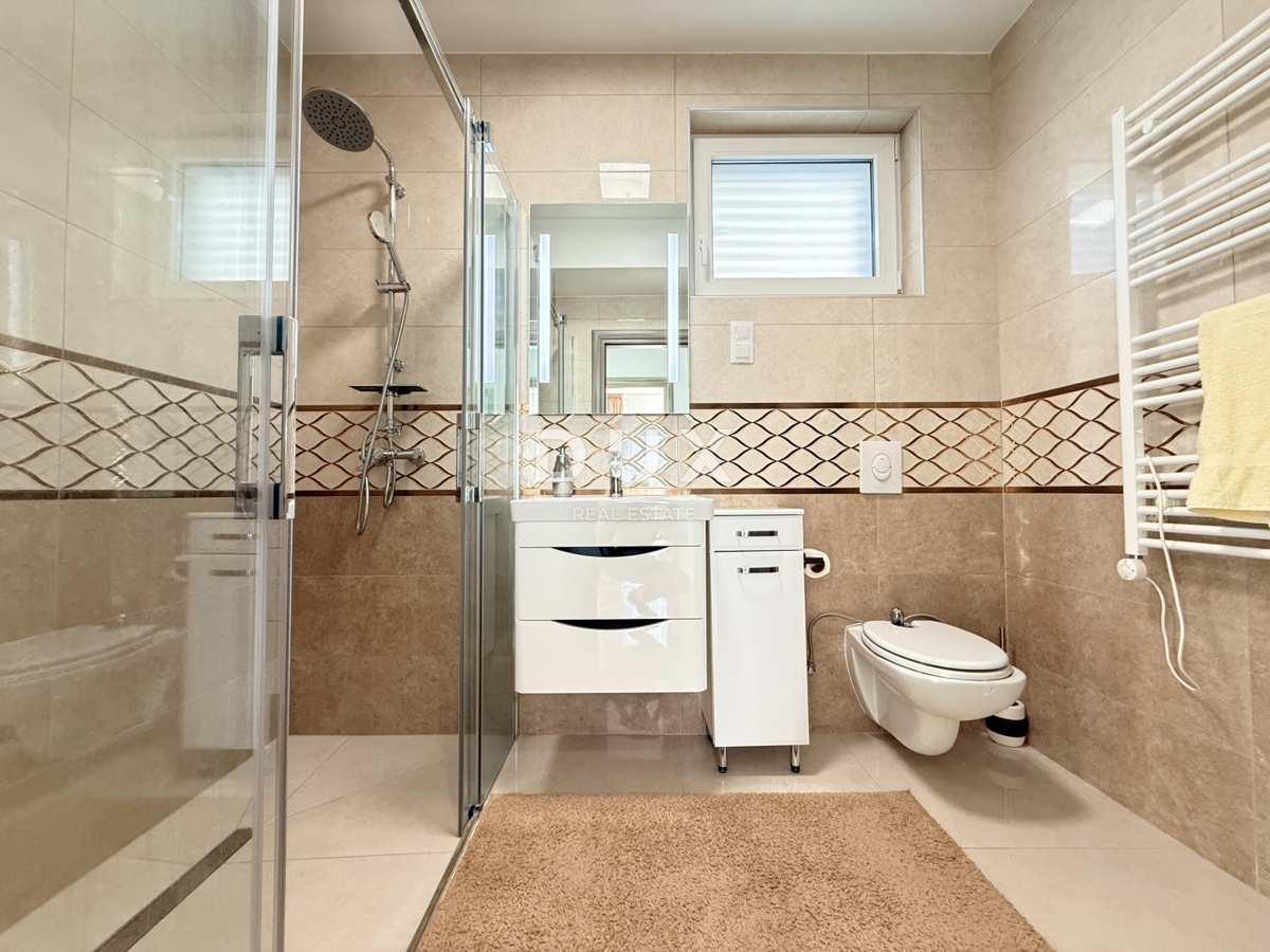 NOVI VINODOLSKI, OKOLICA - moderno stanovanje v 2. vrsti do morja z bazenom, parkiriščem in skupnim vrtom