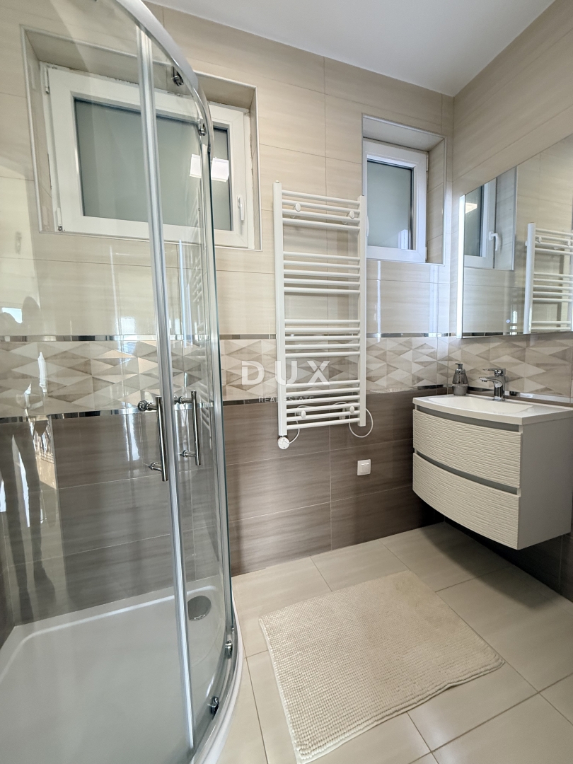 NOVI VINODOLSKI, OKOLICA - moderno stanovanje v 2. vrsti do morja z bazenom, parkiriščem in skupnim vrtom