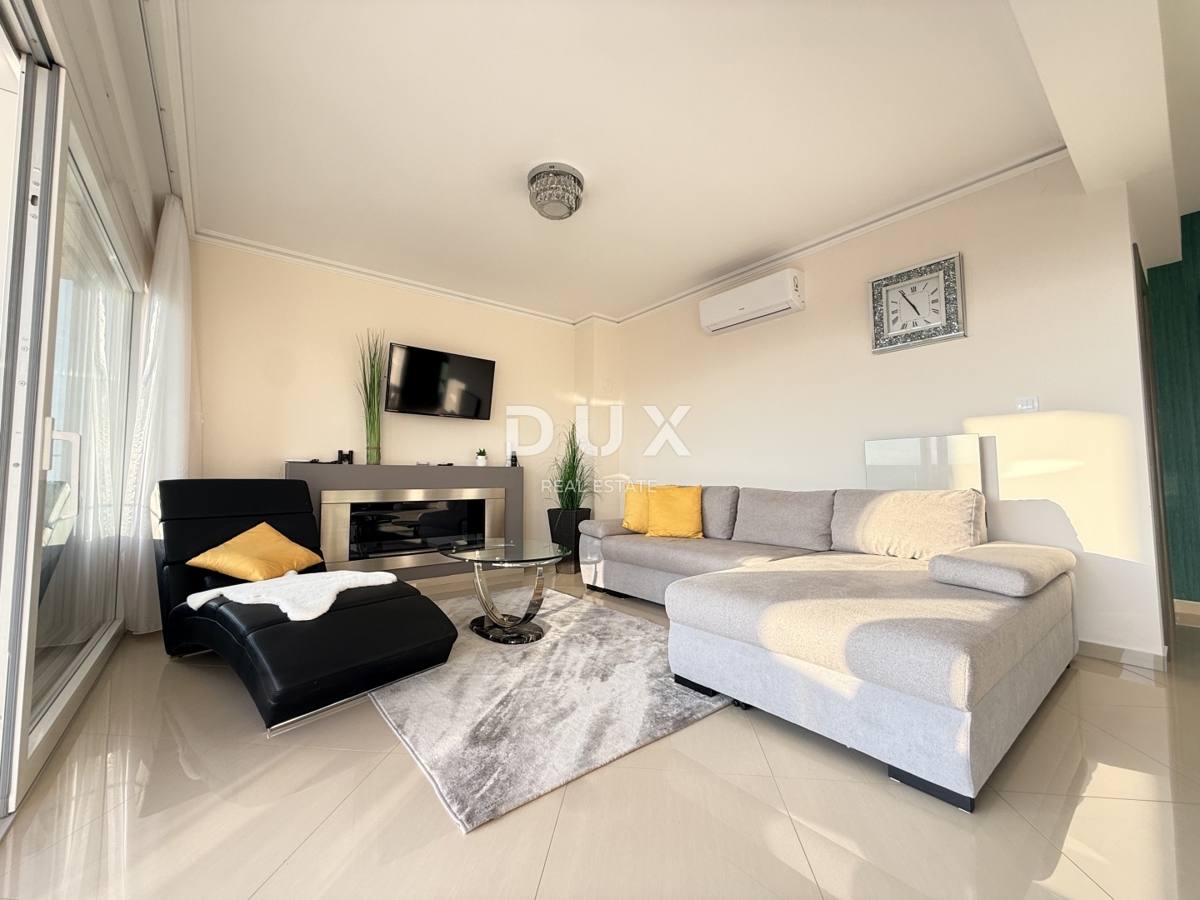 NOVI VINODOLSKI, OKOLICA - moderno stanovanje v 2. vrsti do morja z bazenom, parkiriščem in skupnim vrtom