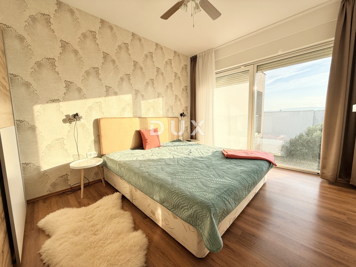 NOVI VINODOLSKI, OKOLICA - moderno stanovanje v 2. vrsti do morja z bazenom, parkiriščem in skupnim vrtom