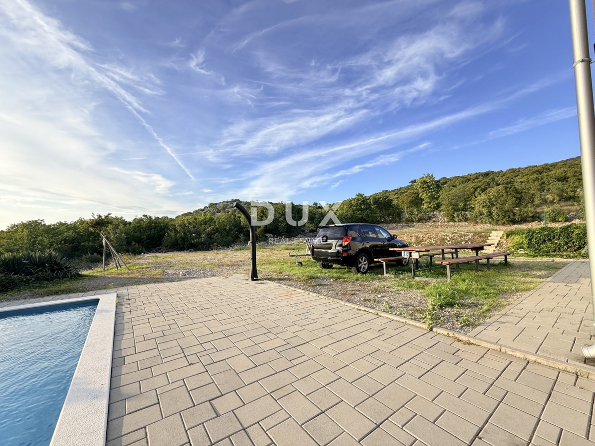 NOVI VINODOLSKI, OKOLICA - moderno stanovanje v 2. vrsti do morja z bazenom, parkiriščem in skupnim vrtom