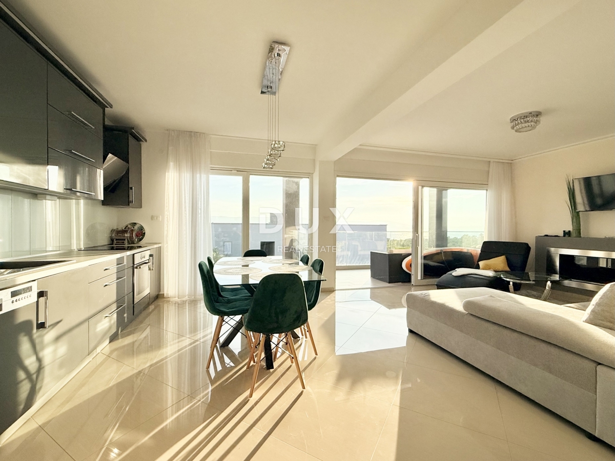 NOVI VINODOLSKI, OKOLICA - moderno stanovanje v 2. vrsti do morja z bazenom, parkiriščem in skupnim vrtom