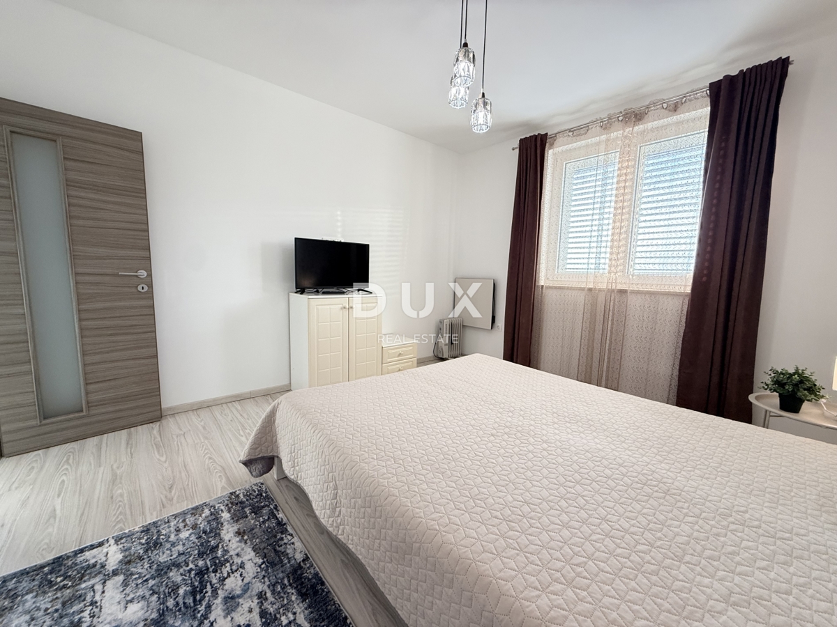 NOVI VINODOLSKI, OKOLICA - moderno stanovanje v 2. vrsti do morja z bazenom, parkiriščem in skupnim vrtom