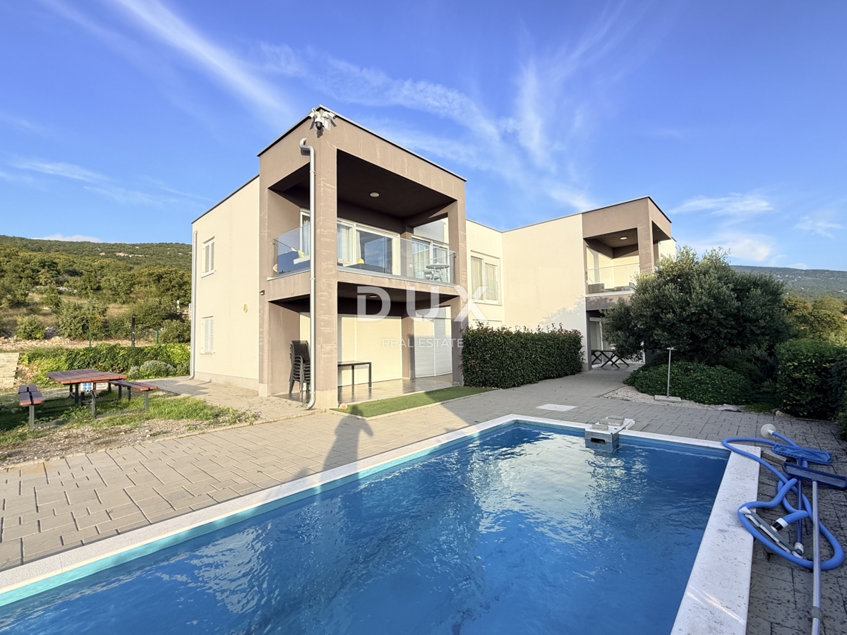 NOVI VINODOLSKI, OKOLICA - moderno stanovanje v 2. vrsti do morja z bazenom, parkiriščem in skupnim vrtom