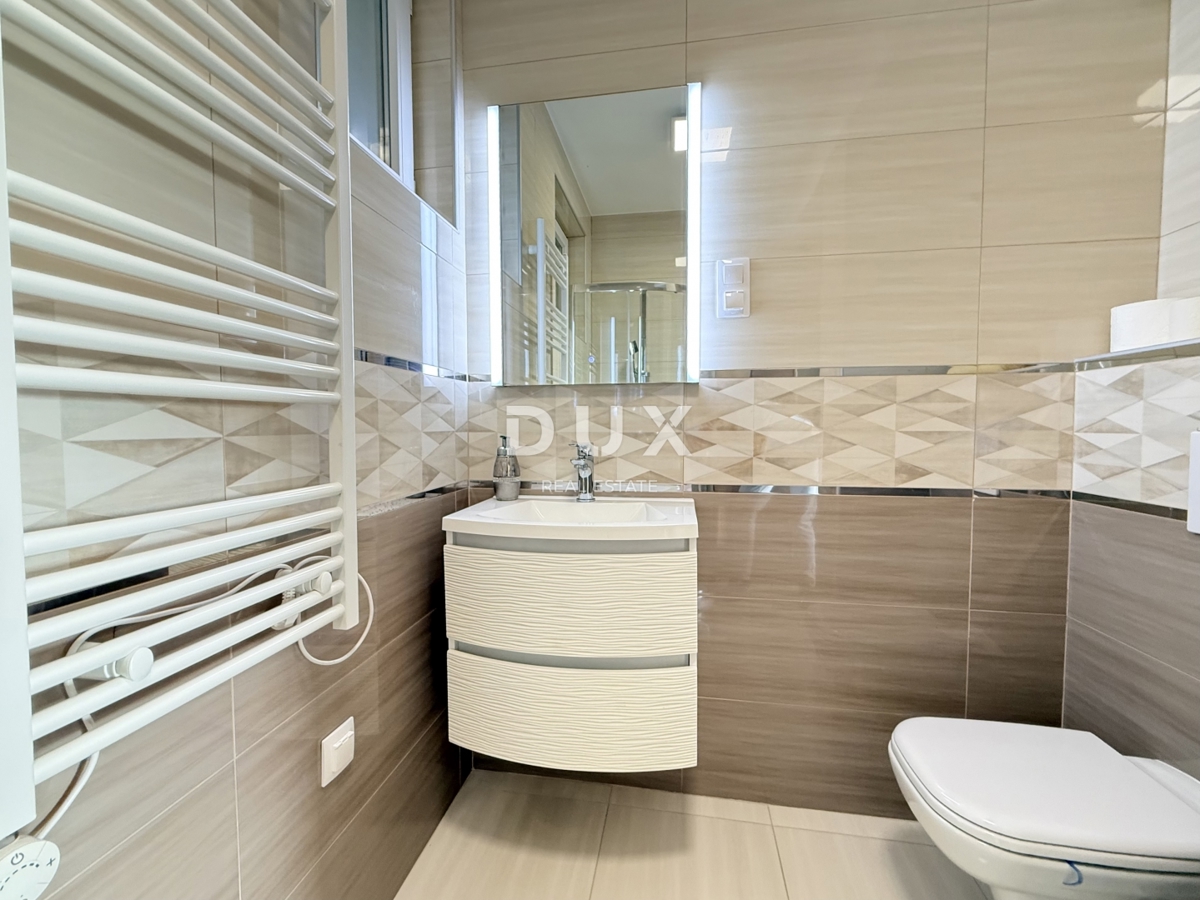 NOVI VINODOLSKI, OKOLICA - moderno stanovanje v 2. vrsti do morja z bazenom, parkiriščem in skupnim vrtom