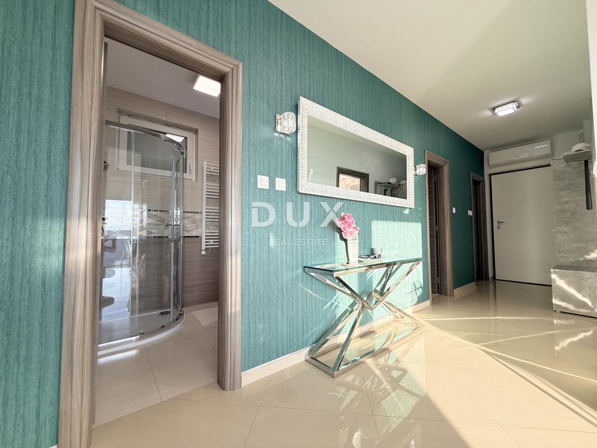 NOVI VINODOLSKI, OKOLICA - moderno stanovanje v 2. vrsti do morja z bazenom, parkiriščem in skupnim vrtom