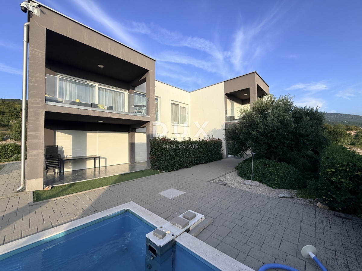 NOVI VINODOLSKI, OKOLICA - moderno stanovanje v 2. vrsti do morja z bazenom, parkiriščem in skupnim vrtom