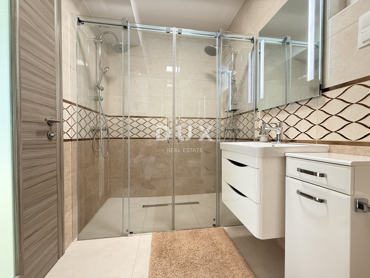 NOVI VINODOLSKI, OKOLICA - moderno stanovanje v 2. vrsti do morja z bazenom, parkiriščem in skupnim vrtom