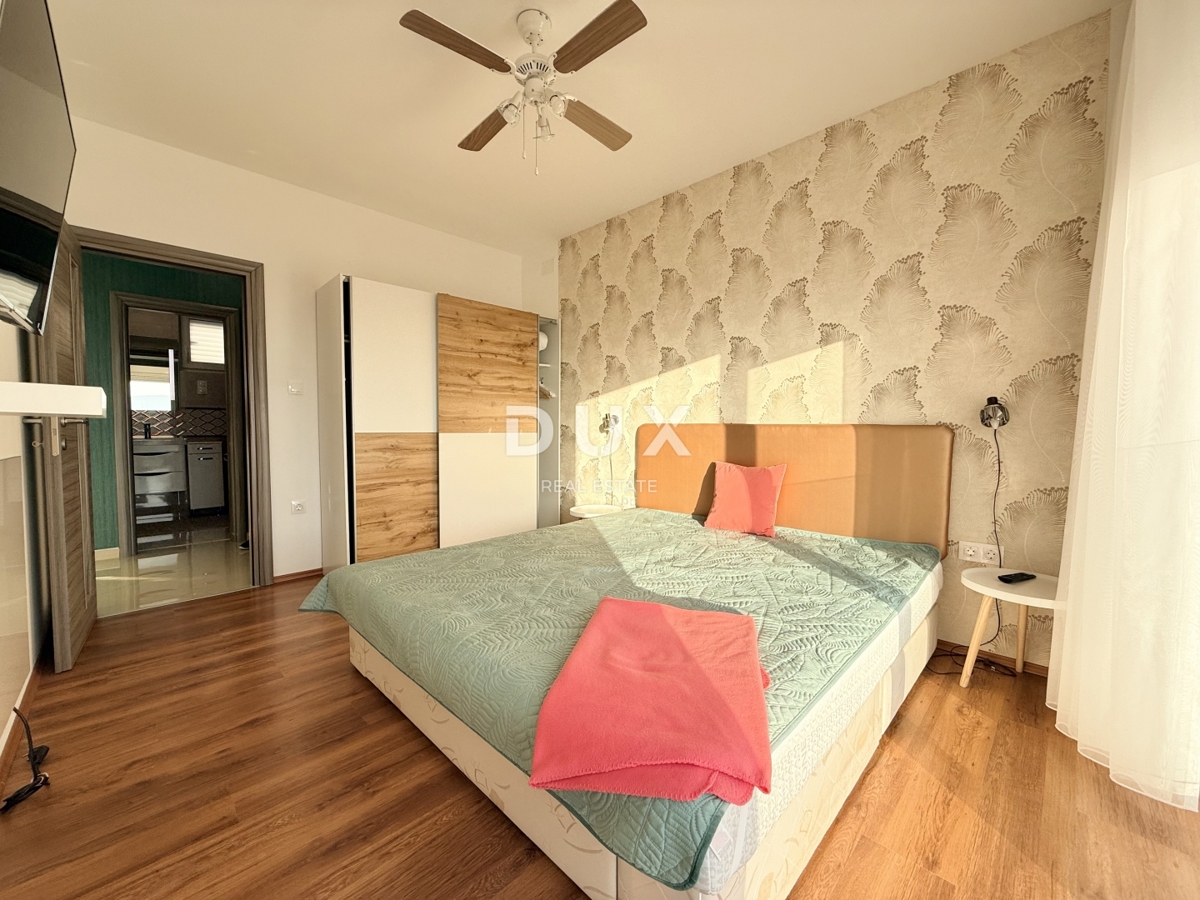 NOVI VINODOLSKI, OKOLICA - moderno stanovanje v 2. vrsti do morja z bazenom, parkiriščem in skupnim vrtom