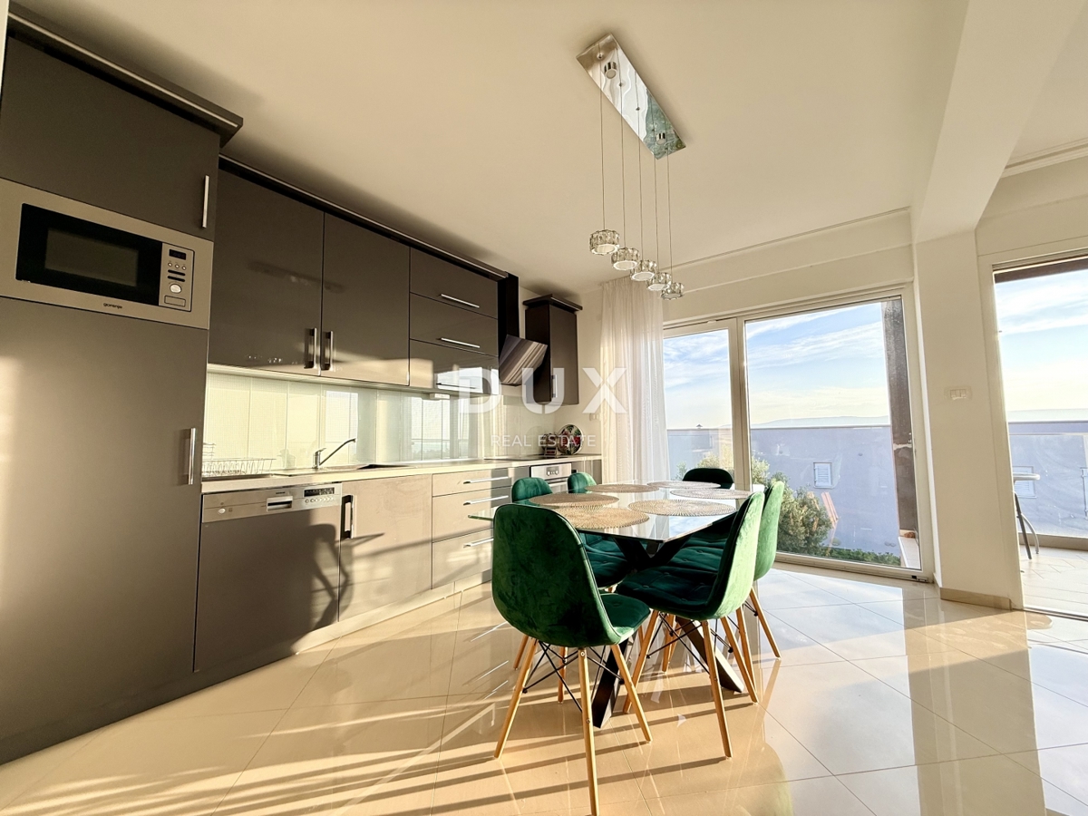 NOVI VINODOLSKI, OKOLICA - moderno stanovanje v 2. vrsti do morja z bazenom, parkiriščem in skupnim vrtom