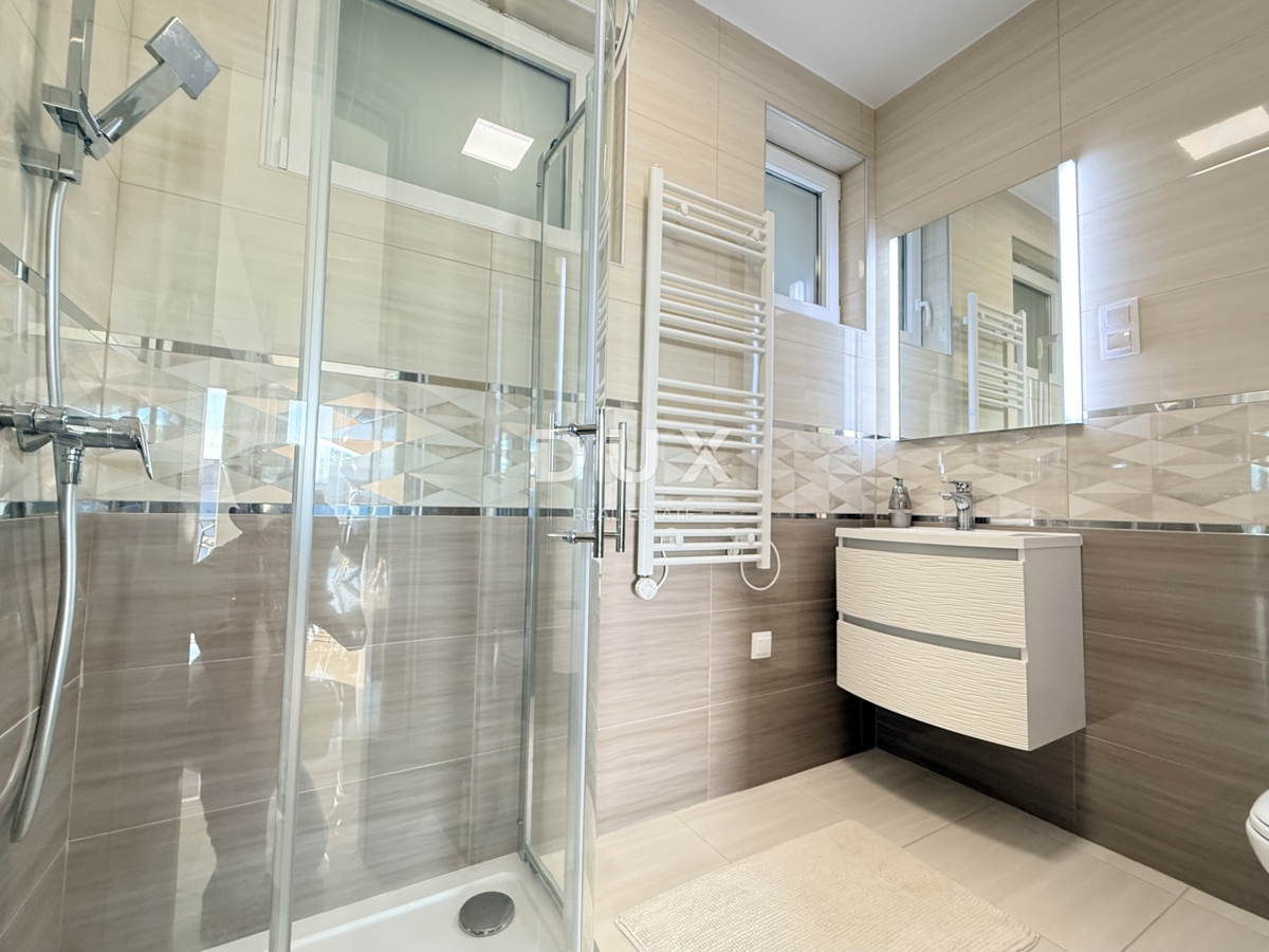 NOVI VINODOLSKI, OKOLICA - moderno stanovanje v 2. vrsti do morja z bazenom, parkiriščem in skupnim vrtom