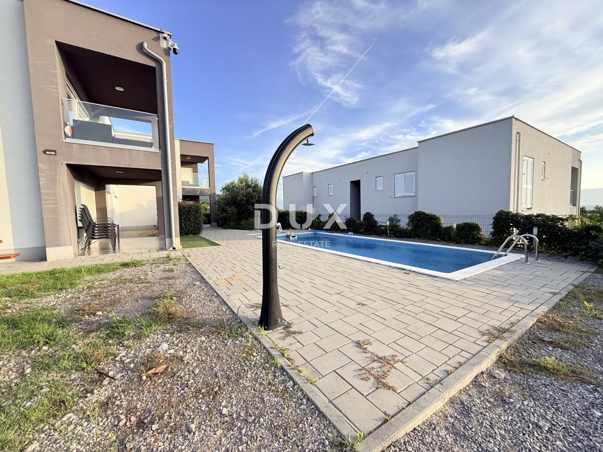 NOVI VINODOLSKI, OKOLICA - moderno stanovanje v 2. vrsti do morja z bazenom, parkiriščem in skupnim vrtom