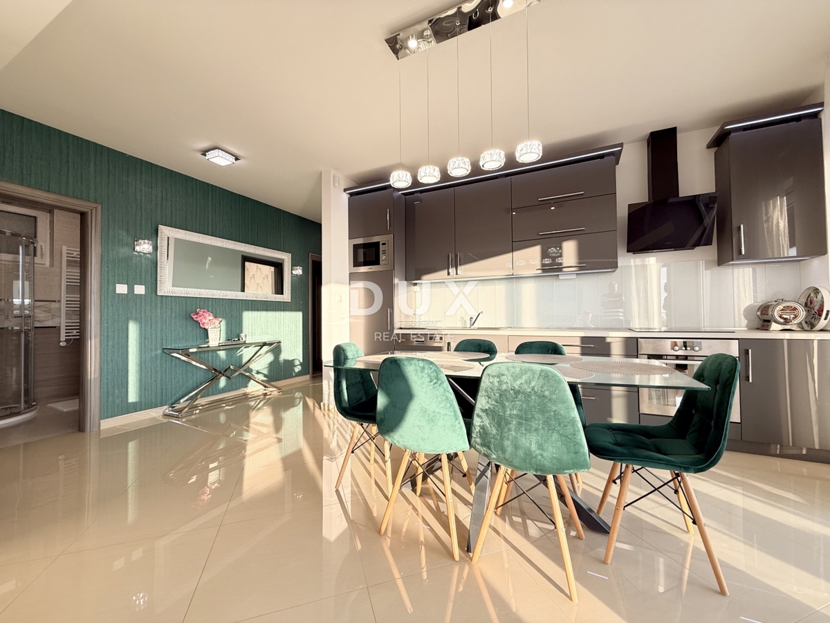 NOVI VINODOLSKI, OKOLICA - moderno stanovanje v 2. vrsti do morja z bazenom, parkiriščem in skupnim vrtom