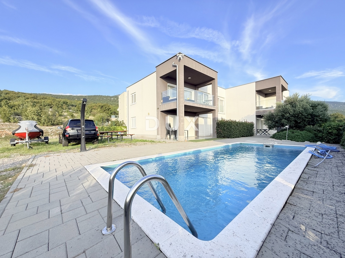 NOVI VINODOLSKI, OKOLICA - moderno stanovanje v 2. vrsti do morja z bazenom, parkiriščem in skupnim vrtom