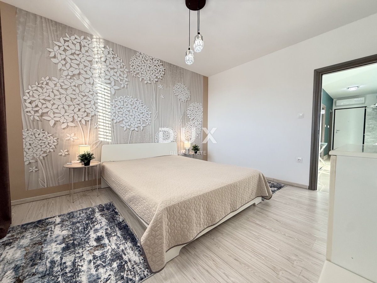 NOVI VINODOLSKI, OKOLICA - moderno stanovanje v 2. vrsti do morja z bazenom, parkiriščem in skupnim vrtom