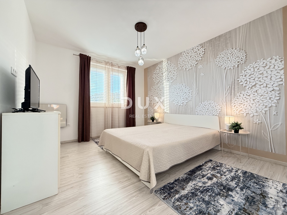 NOVI VINODOLSKI, OKOLICA - moderno stanovanje v 2. vrsti do morja z bazenom, parkiriščem in skupnim vrtom