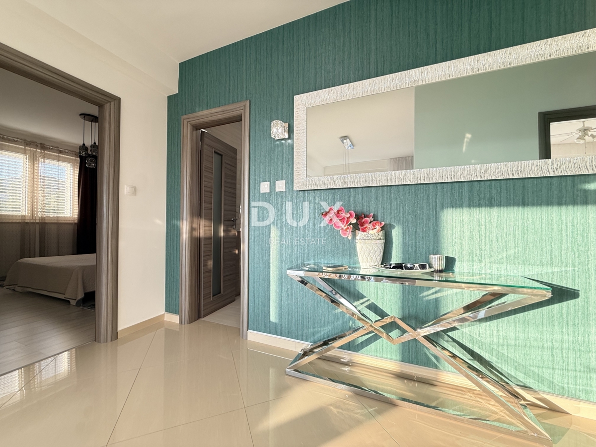 NOVI VINODOLSKI, OKOLICA - moderno stanovanje v 2. vrsti do morja z bazenom, parkiriščem in skupnim vrtom