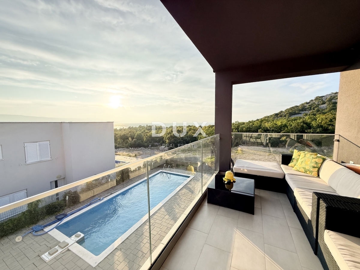 NOVI VINODOLSKI, OKOLICA - moderno stanovanje v 2. vrsti do morja z bazenom, parkiriščem in skupnim vrtom