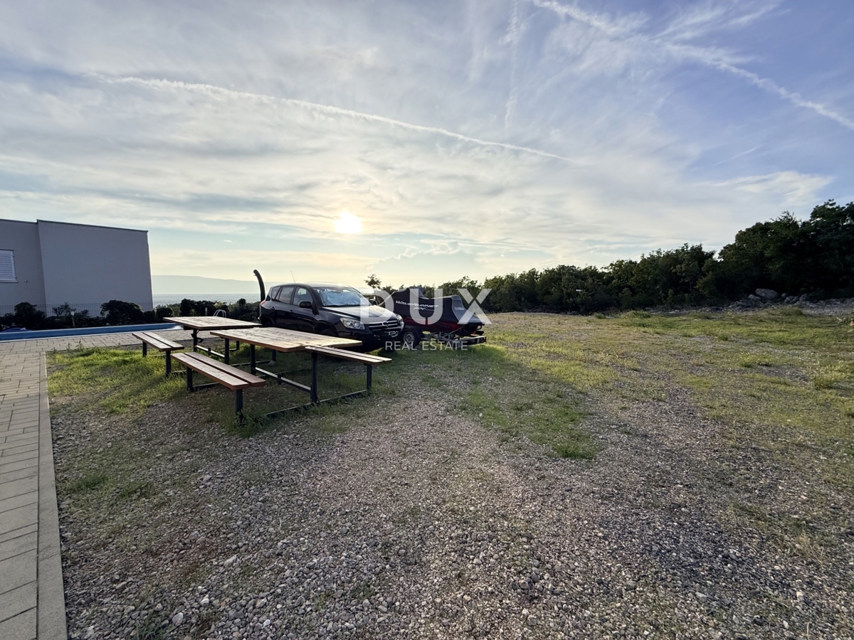 NOVI VINODOLSKI, OKOLICA - moderno stanovanje v 2. vrsti do morja z bazenom, parkiriščem in skupnim vrtom