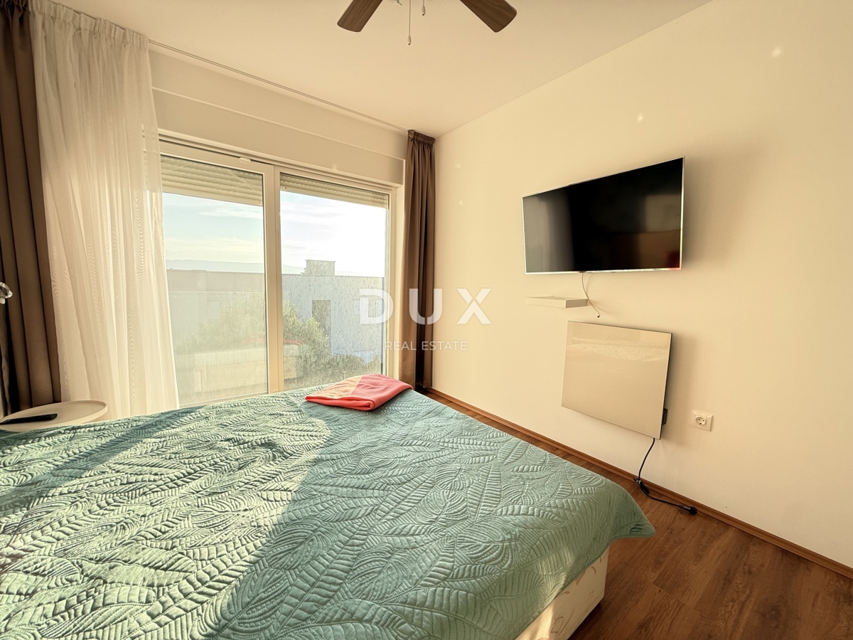 NOVI VINODOLSKI, OKOLICA - moderno stanovanje v 2. vrsti do morja z bazenom, parkiriščem in skupnim vrtom