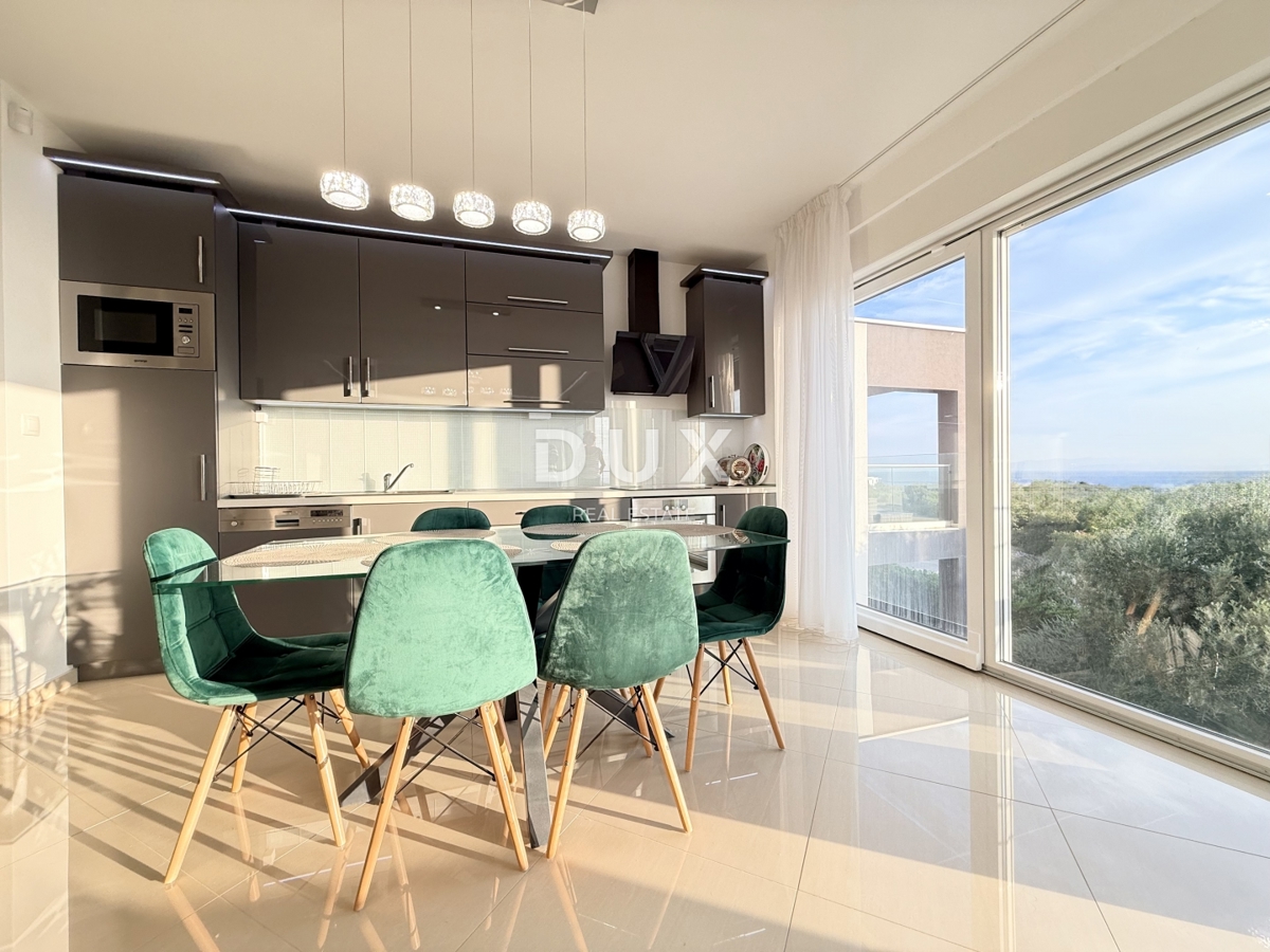 NOVI VINODOLSKI, OKOLICA - moderno stanovanje v 2. vrsti do morja z bazenom, parkiriščem in skupnim vrtom