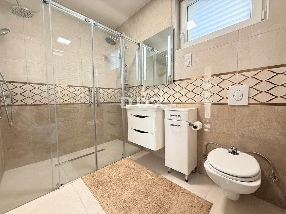 NOVI VINODOLSKI, OKOLICA - moderno stanovanje v 2. vrsti do morja z bazenom, parkiriščem in skupnim vrtom