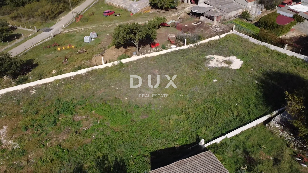 ZADAR, POLIČNIK - Zemljišče obdano z zidom!