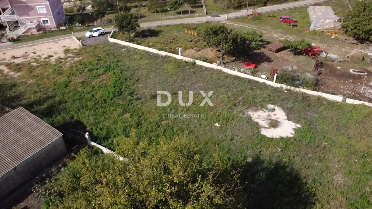 ZADAR, POLIČNIK - Zemljišče obdano z zidom!