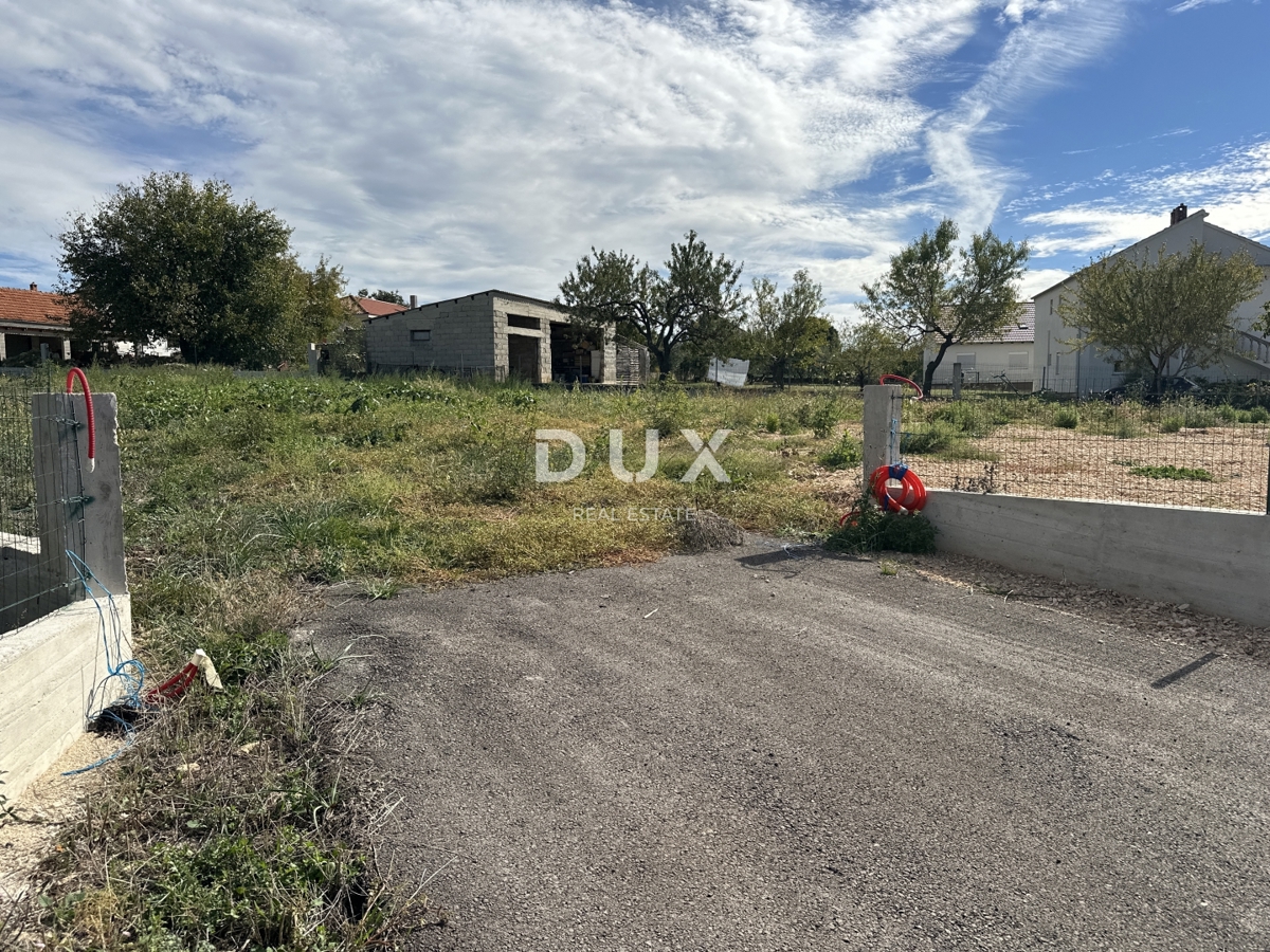 ZADAR, POLIČNIK - Zemljišče obdano z zidom!