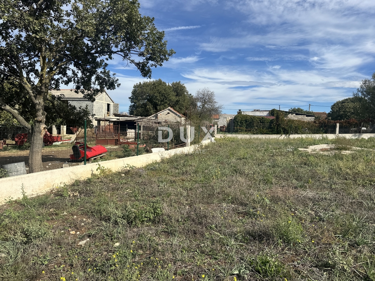 ZADAR, POLIČNIK - Zemljišče obdano z zidom!