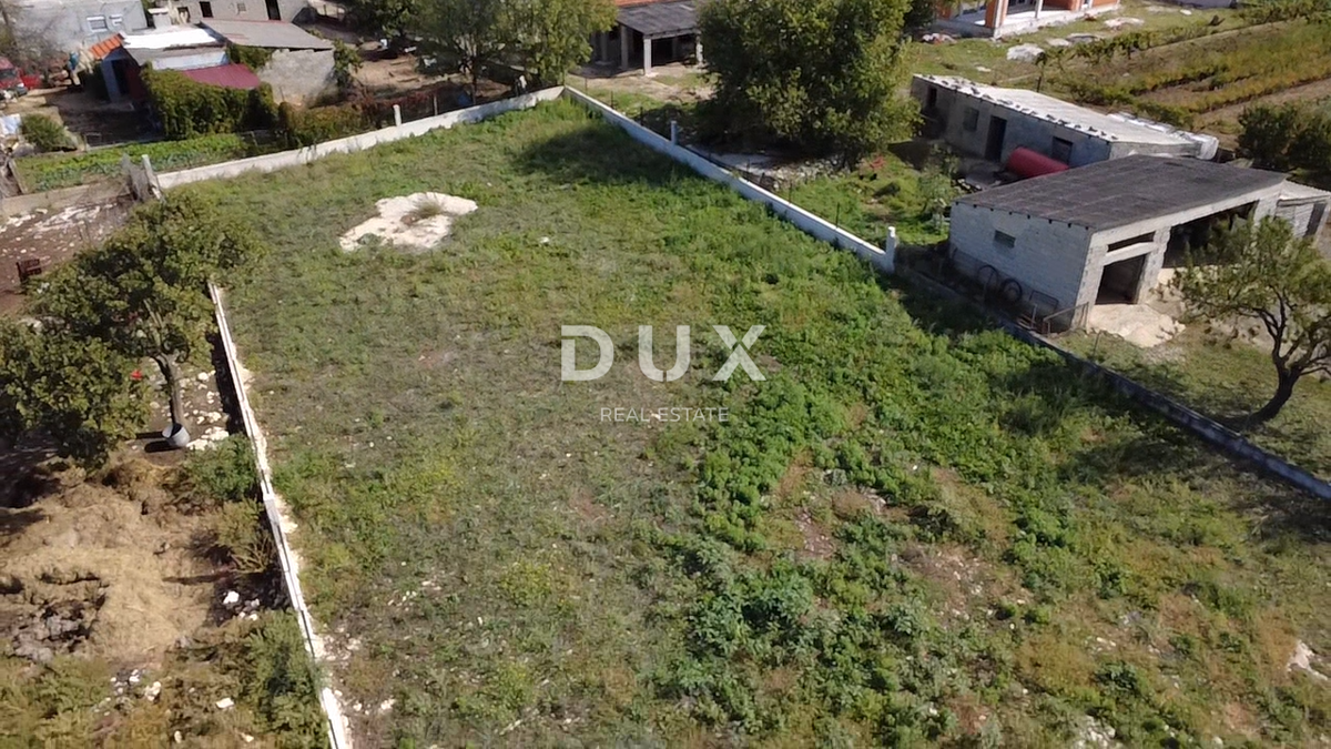 ZADAR, POLIČNIK - Zemljišče obdano z zidom!