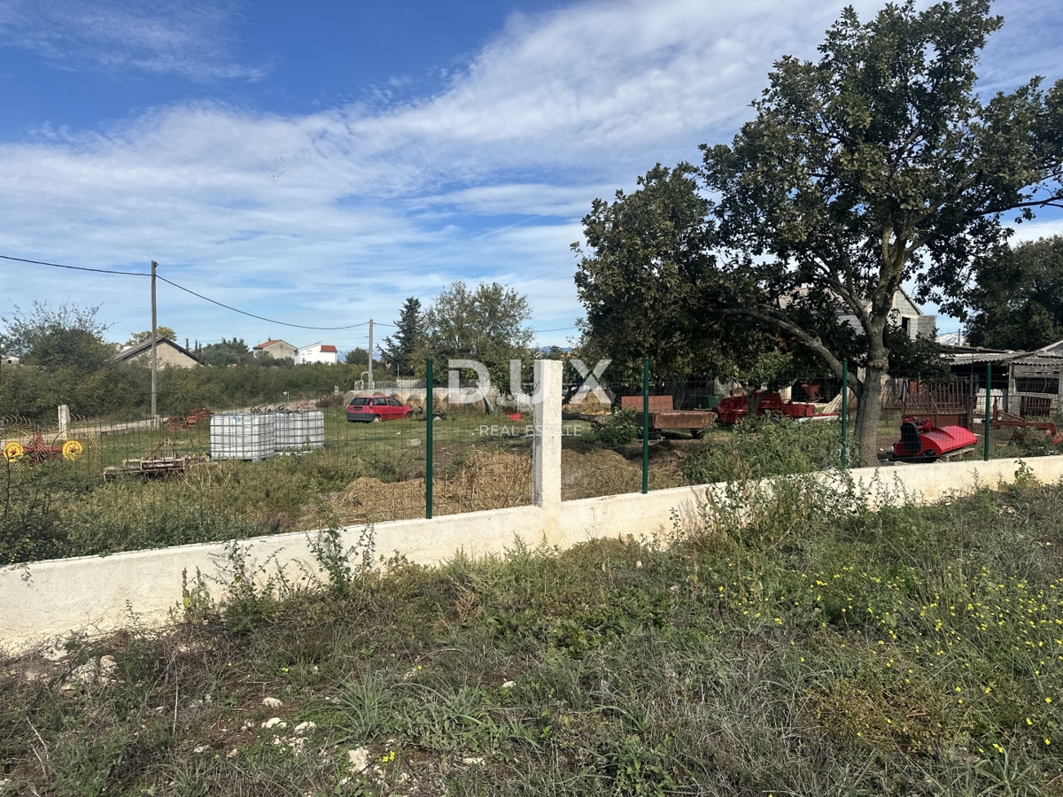 ZADAR, POLIČNIK - Zemljišče obdano z zidom!