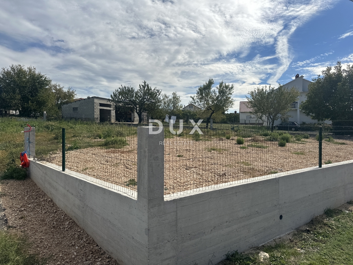 ZADAR, POLIČNIK - Zemljišče obdano z zidom!