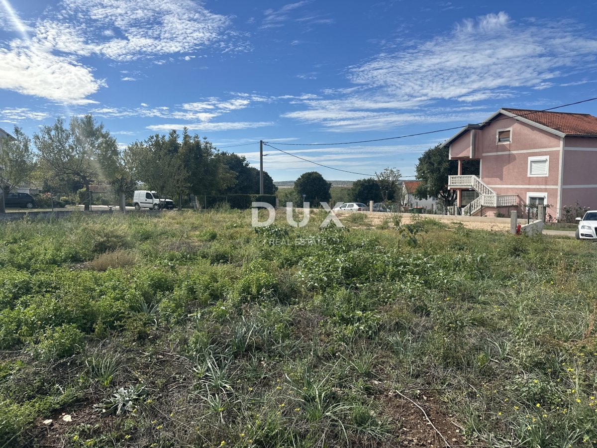 ZADAR, POLIČNIK - Zemljišče obdano z zidom!