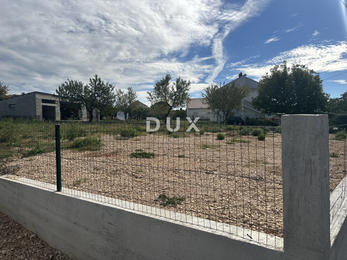 ZADAR, POLIČNIK - Zemljišče obdano z zidom!