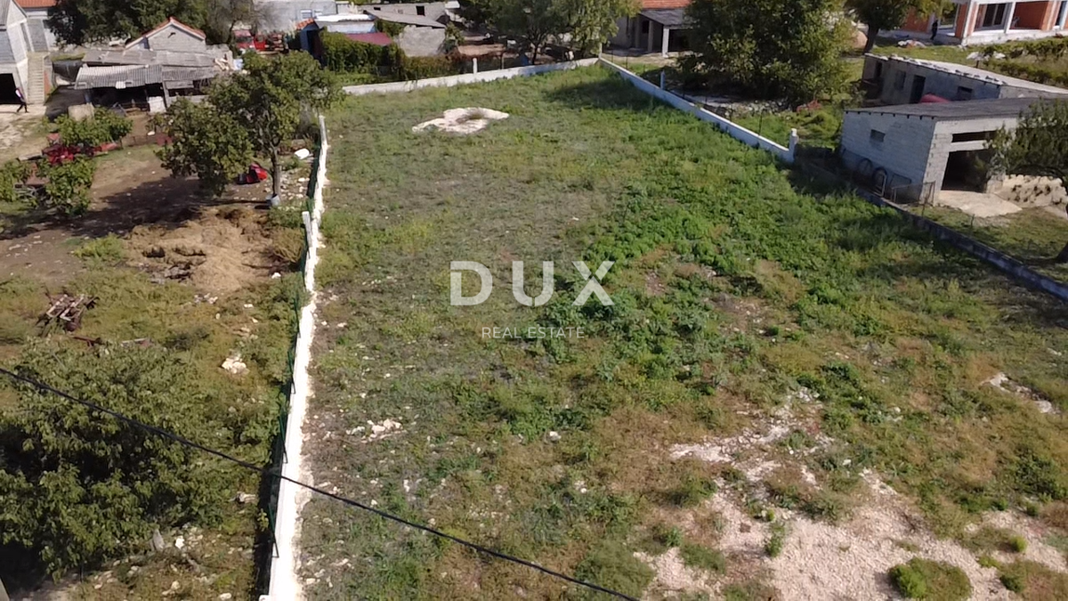 ZADAR, POLIČNIK - Zemljišče obdano z zidom!