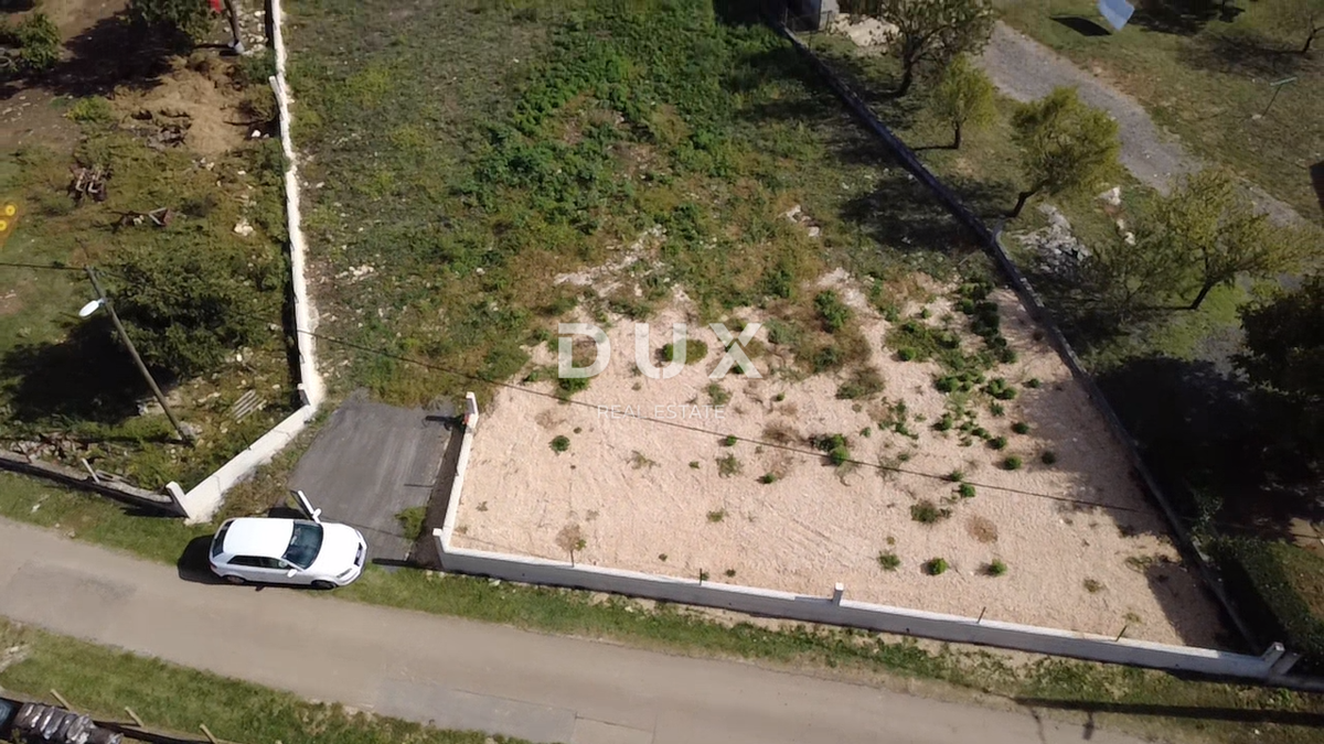 ZADAR, POLIČNIK - Zemljišče obdano z zidom!