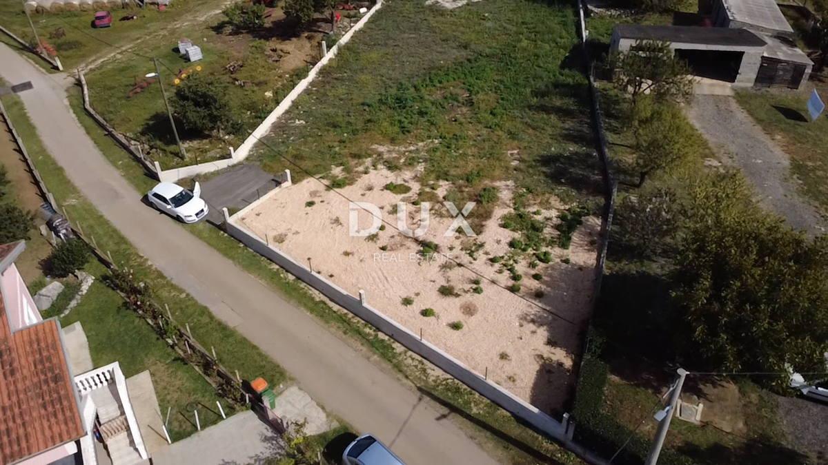 ZADAR, POLIČNIK - Zemljišče obdano z zidom!