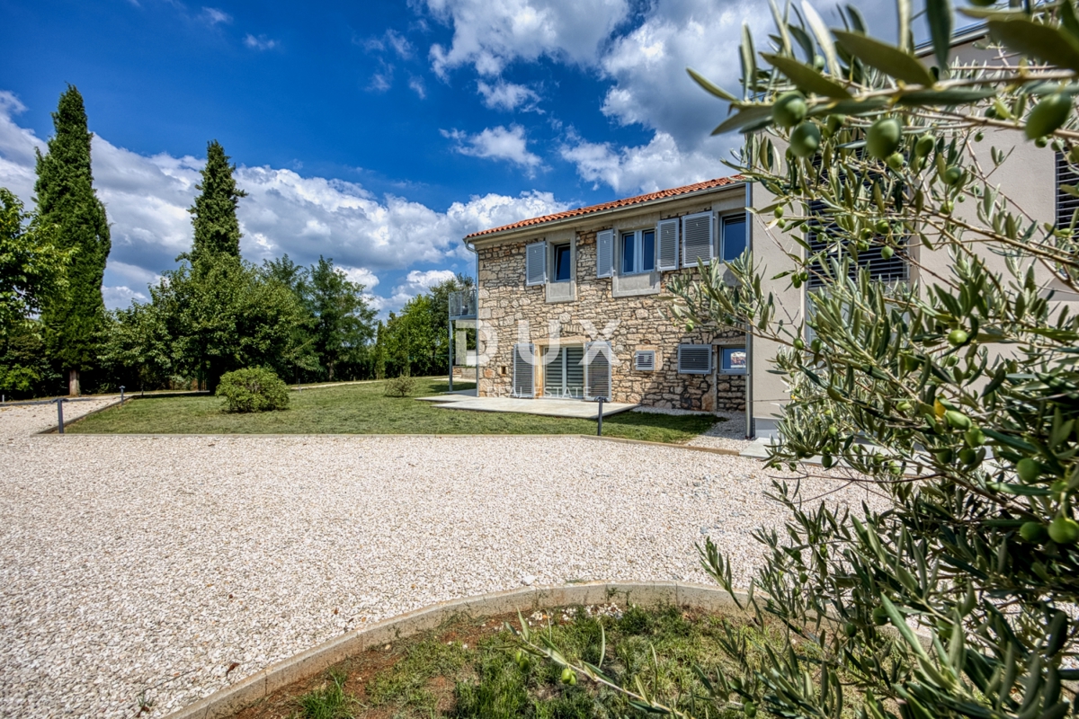 ISTRA, POREČ - Kamnita vila na robu vasi