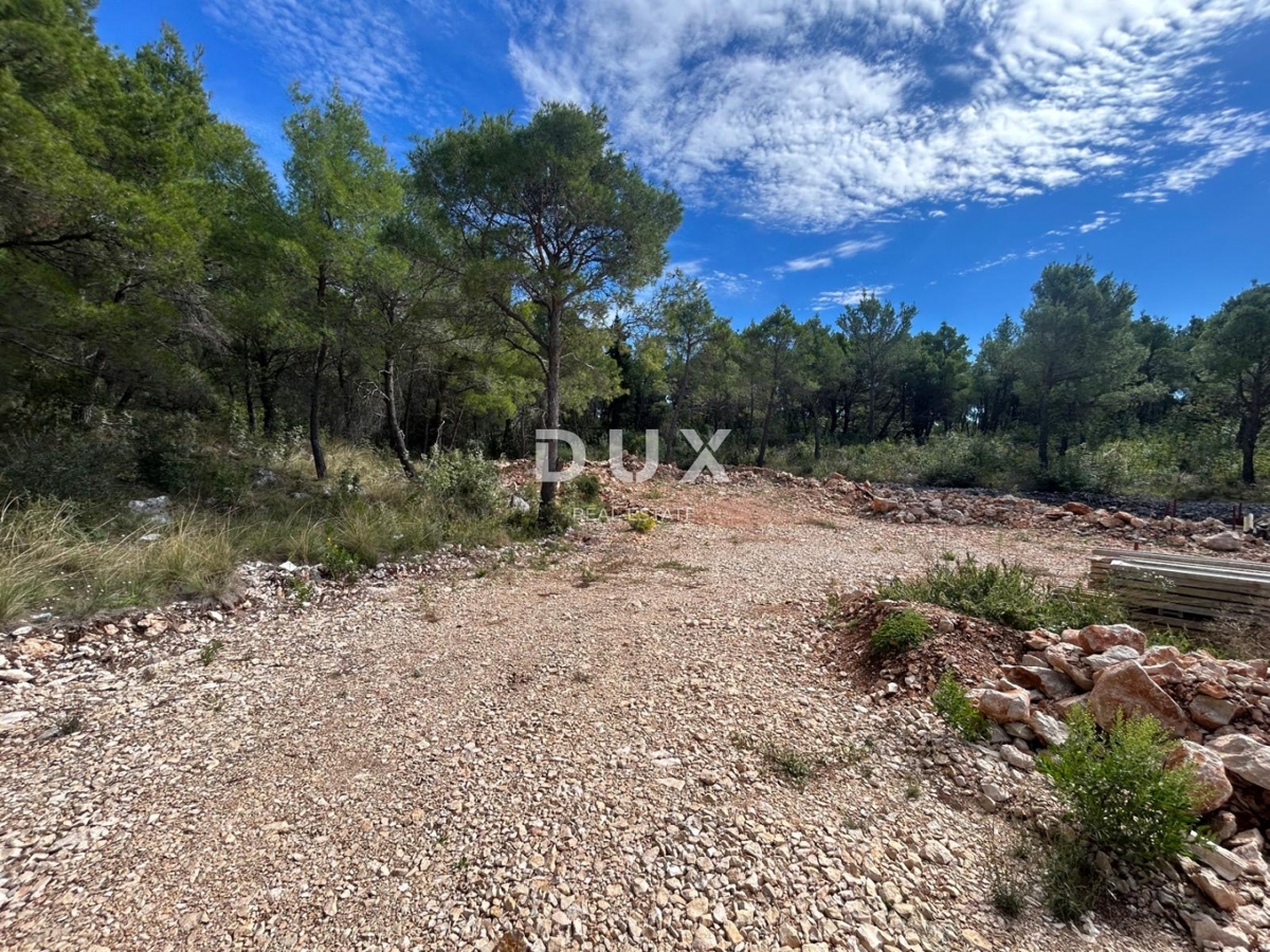 ŠIBENIK, DUBRAVA PRI ŠIBENIKU - zazidljivo zemljišče 1035 m2 - idealno za družinsko hišo/vilo! PRILOŽNOST!