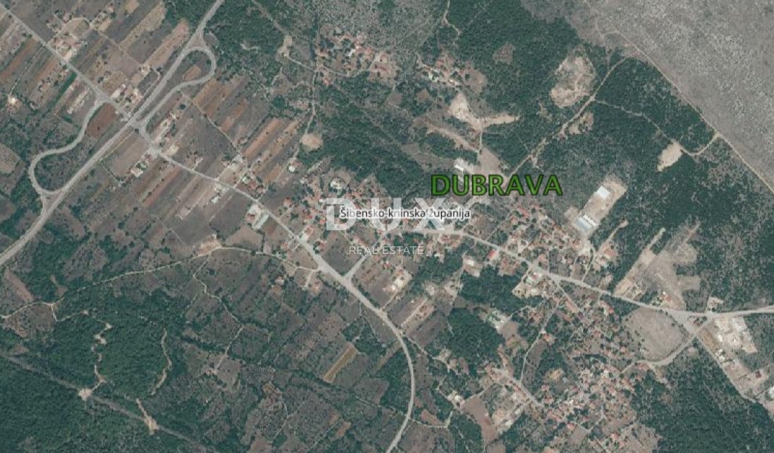 ŠIBENIK, DUBRAVA PRI ŠIBENIKU - zazidljivo zemljišče 1035 m2 - idealno za družinsko hišo/vilo! PRILOŽNOST!