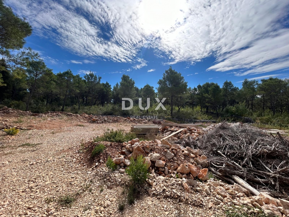 ŠIBENIK, DUBRAVA PRI ŠIBENIKU - zazidljivo zemljišče 1035 m2 - idealno za družinsko hišo/vilo! PRILOŽNOST!