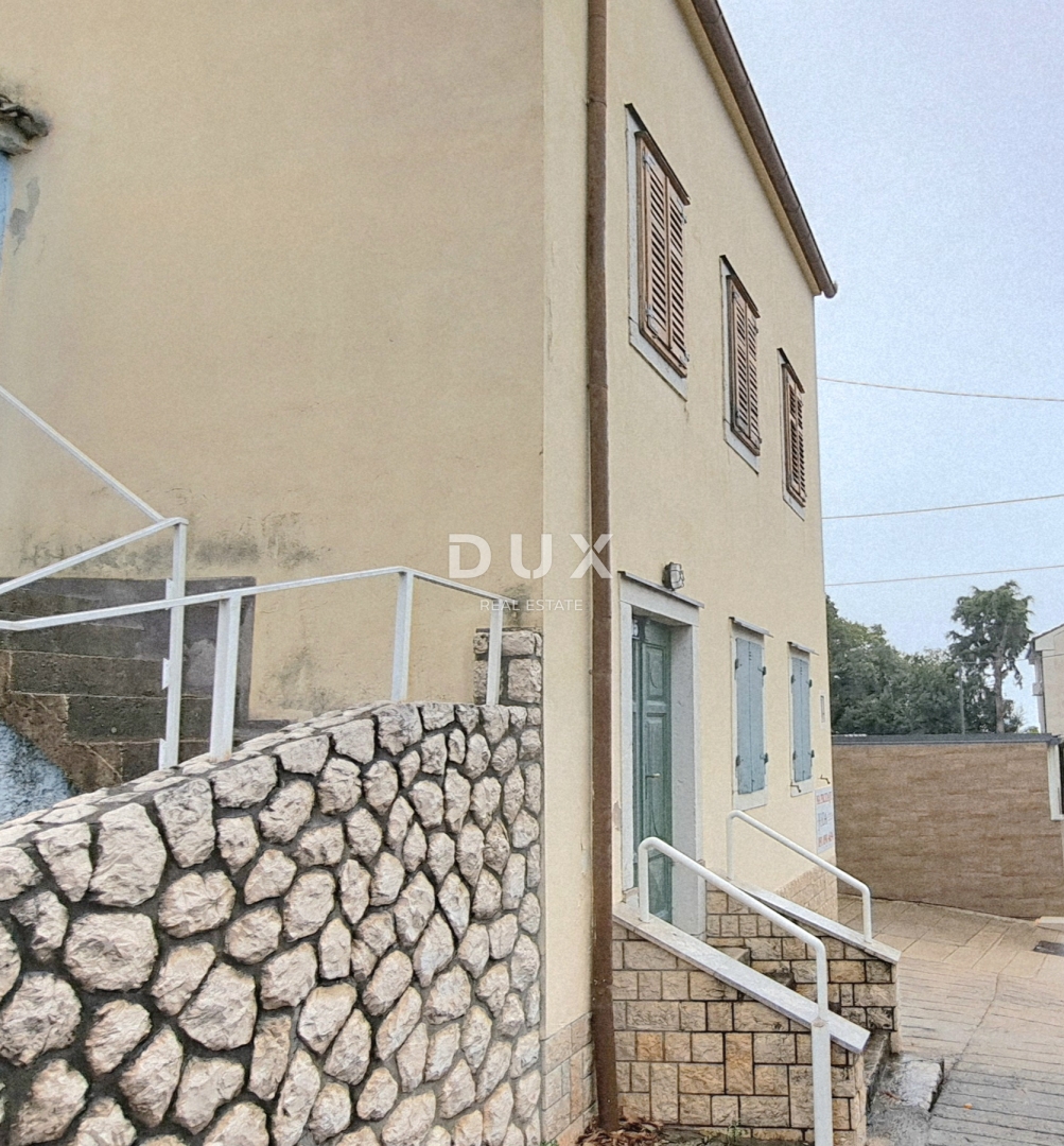 CRIKVENICA - kamnita hiša s pogledom na morje