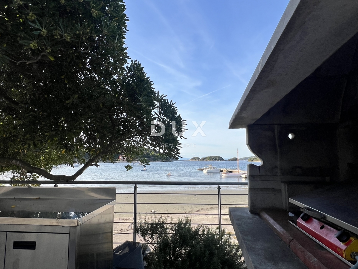 OTOK RAB – unikatna nepremičnina v prvi vrsti ob morju