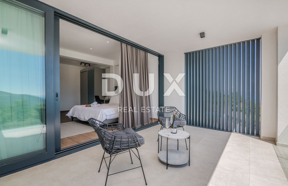 OPATIJA – Moderna luksuzna vila z dvema stanovanjskima enotama in panoramskim pogledom na morje